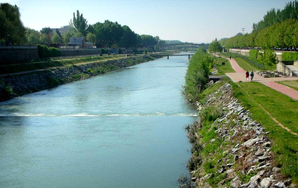 Río Bernesga a su paso por León.