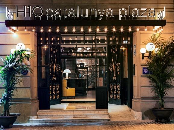 com www.h10hotels.com Situación El H10 Catalunya Plaza se encuentra situado en el pleno centro de Barcelona, en la conocida Plaça Catalunya.