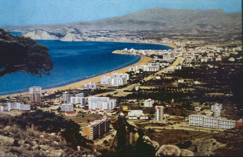 Núcleo urbano de Benidorm Playa de Levante Benidorm. Finales de los años 50.