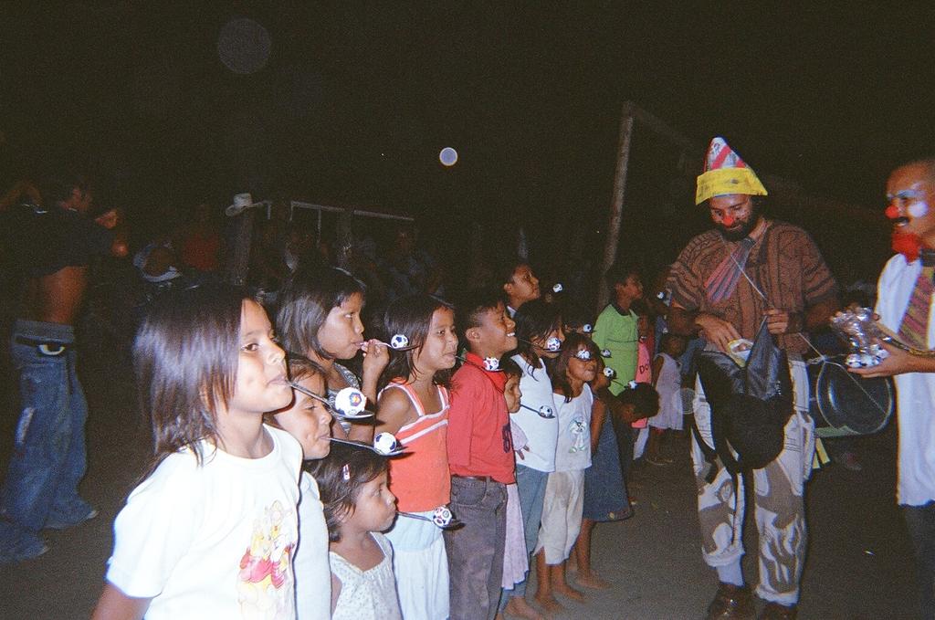 Niños en Comunidad Zapatista. Chiapas (Mexico) Actividades de Animación y reconstrucción del centro social en la comunidad Indigena de Atlapexco.