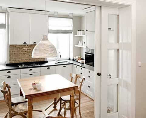 Normalmente se instalan por una cuestión de espacio, ya que este tipo de apertura ahorra espacio en tu hogar y normalmente se instalan en el baño o en la cocina, aunque aconsejamos que las instales