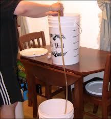 Embotellado y Carbonatación Colocar el agua con azúcar en un cubeta u olla y transferir la cerveza usando un auto-sifon El