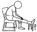 Posición: Sentado en una silla. Coloque su pierna sobre una banqueta.