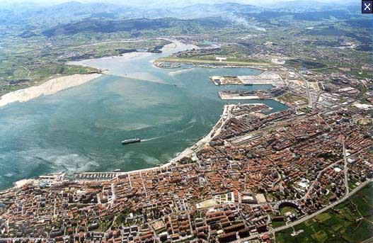 Orografía: Imagen de la Bahía de Santander Santander se encuentra dentro del área natural denominado como La Marina con unos rasgos característicos, de clima, geología, flora, fauna y densidad de