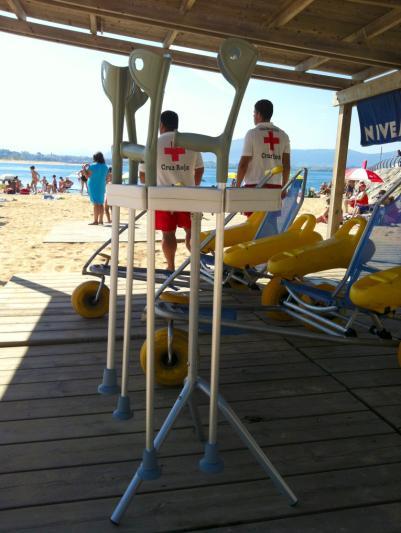 Servicio de Baño Adaptado. Como en años anteriores Cruz Roja ha continuado con el Servicio de Baño Adaptado con diversos puestos en las playas de Santander.