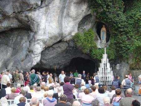 a la Santa Bernarda. Participaremos en la Santa Misa (Basílica Antigua de Nuestra Señora de Lourdes). Los peregrinos que así lo deseen, participarán en el Baño Milagroso en las Piscinas de Lourdes.
