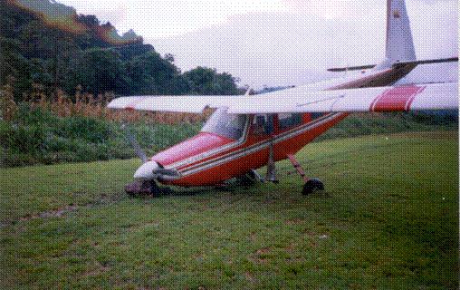 INFORME DE ACCIDENTE INFORMACIÓN SOBRE LOS HECHOS RESEÑA DEL VUELO El día 22 de junio de 1999, la aeronave Helio Courier HT295, realizaba un vuelo desde la pista de Tsuntsuimi hacia Macas