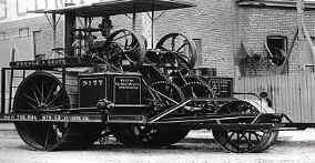 El primer tractor a cadena En 1904, el norteamericano Benjamin Holt (uno de los fundadores de la marca Caterpillar), fabricó el primer tractor de cadena.
