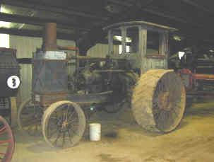 Fordson, tractor fabricado por Ford. Fue era uno de los primeros tractores fabricado en serie en 1916. Araba a la velocidad de 2.