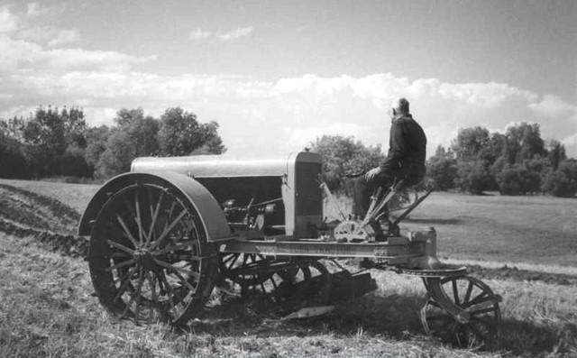 El tractor (del Latín trahere «tirar») es un vehículo agrícola que se usa para accionar otras herramientas tales
