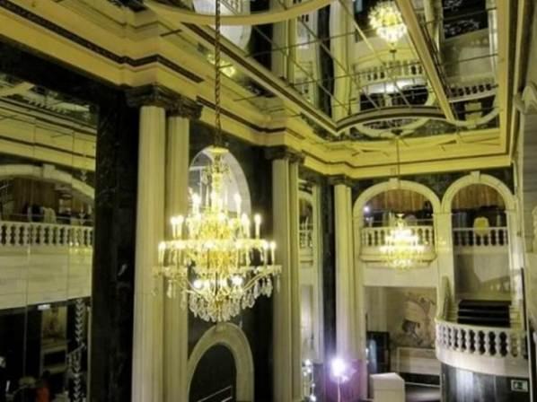 En su interior destaca la bella escalera de mármol que une el vestíbulo con la primera planta.