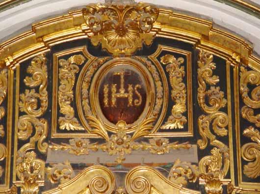 DETALLE RETABLO DE LOS SANTOS MÁRTIRES RETABLISTICA MADERA DORADA El retablo de los Santos Mártires está coronado por las siglas IHS, iniciales de Cristo, Jesús Hombre Salvador.