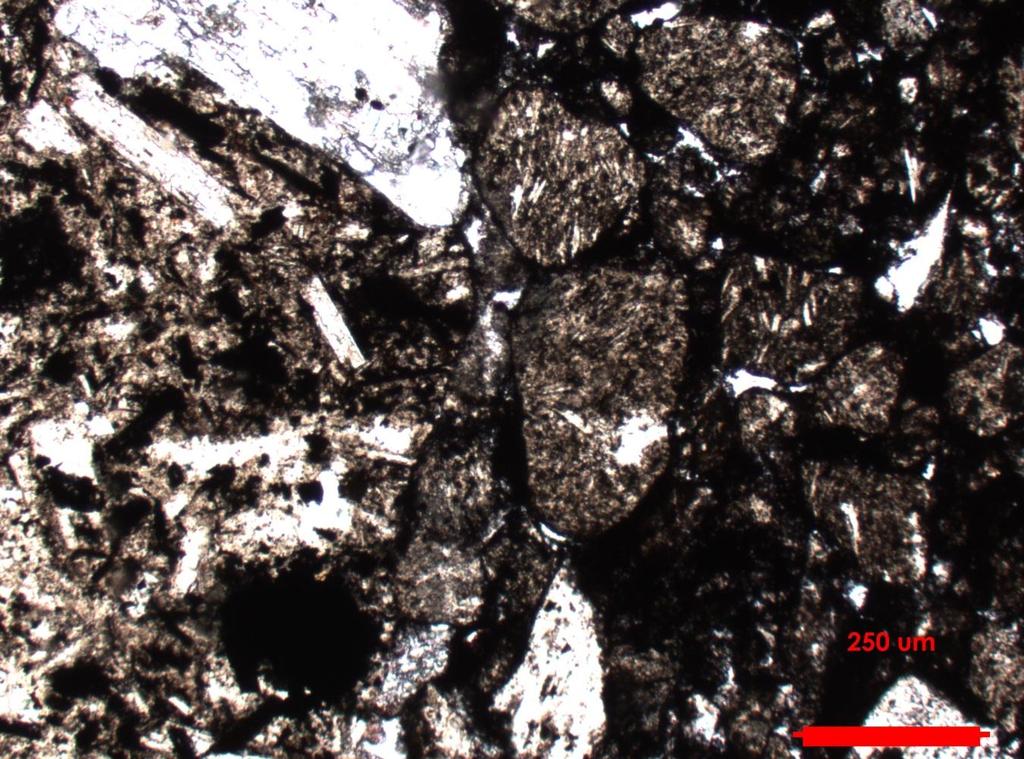 Identificación muestra: T2D1502 (Foto 6). Coordenadas: 355088/6785543. Nombre roca: Litarenita fina gravosa. Componentes: Arcilla (30%): Principalmente hematita.