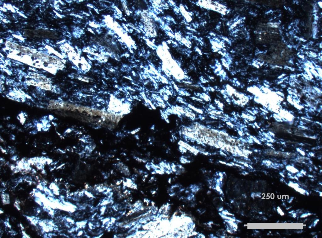 orientación varía de clasto en clasto, por lo que se cree que el quenching de la lava fue producido de manera posterior a la formación de los cristales dentro de ella.
