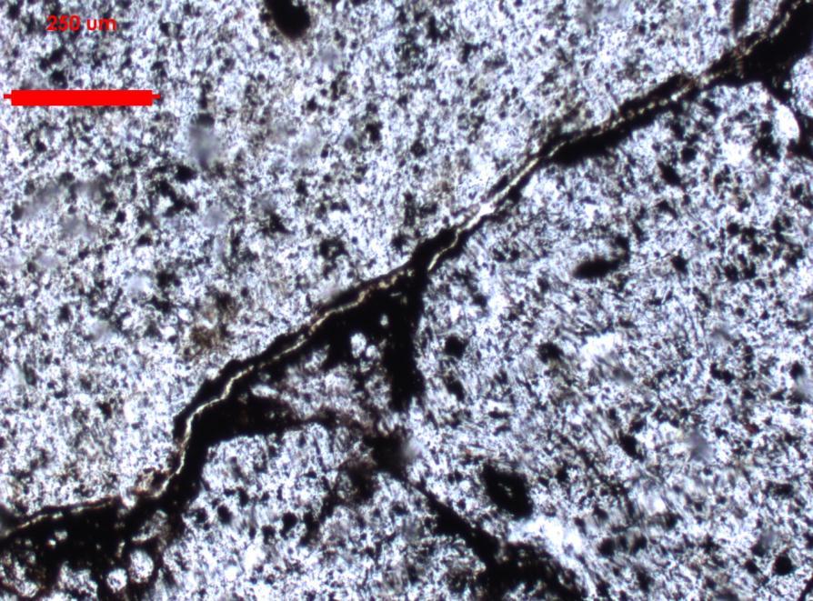 Identificación muestra: T3D401 (Foto 11). Coordenadas: 354561/ 6784521. Clasificación de la roca: Lava andesítica autobrechizada. Textura: Grado de cristalinidad: Holocristalina.