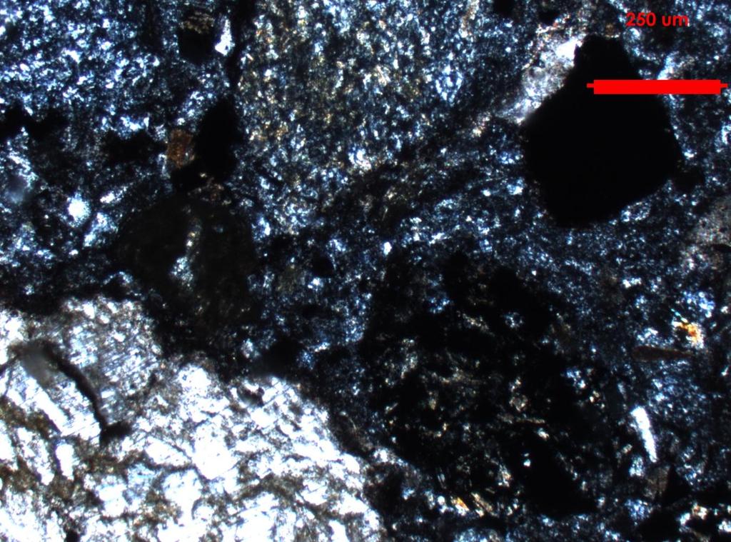 por cristales de plagioclasa muy pequeños (<0,5 mm), estos son alterados a clorita y esmectita.