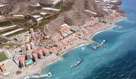 2.4.4.3 Playa de Torrenueva Se sitúa frente a la localidad de Torrenueva y está apoyada en cuatro espigones, para facilitar el depósito de material.