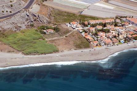 26: Playa de Torrenueva en Motril (Foto: MAGRAMA) Es una pequeña cala compuesta por arena, de difícil acceso. Tiene una longitud de 300m y un ancho de 35m. 2.4.