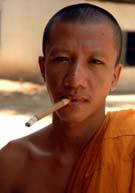 Estudio de casos de Camboya: Conversión de monjes budistas en paladines Encuesta del año 2001 sobre el consumo de tabaco entre los monjes: Prevalencia ajustada en cinco provincias = 36,3% El tabaco