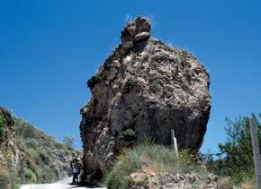 Guía Geológica de Sierra Nevada Itinerario 6 142 Parada 9 Las brechas de ladera Junto a la pista se encuentra un peñón muy llamativo, constituido por brechas de derrubios de ladera cementados.