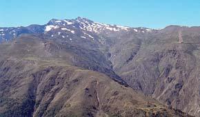 Guía Geológica de Sierra Nevada Itinerario 6 146 minada época glacial. Destaca en primer plano la hombrera situada entre los 1.900-2.100 m, por delante del Puntal de las Cazoletas (2.