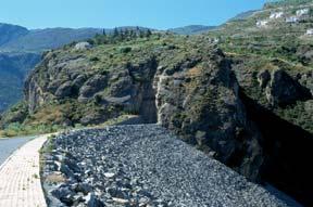 del cañón del río Genil, excavado en las areniscas calcáreas cementadas. Conglomerados de grandes bloques y arenas encima de areniscas muy cementadas.