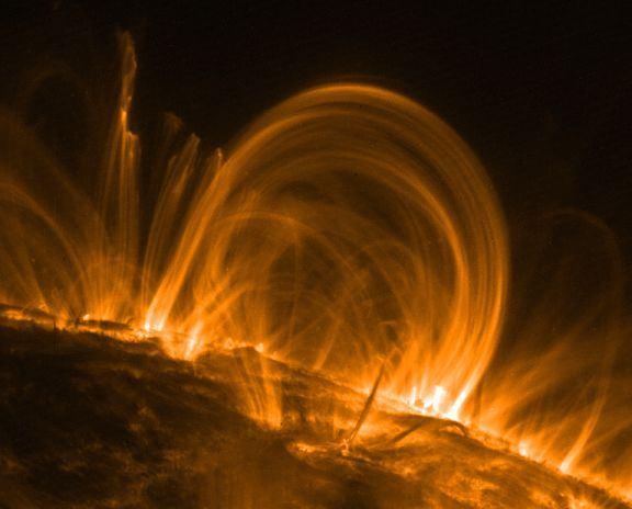 Corona solar : Capas del sol Se extiende a varios millones de kms por el espacio Se observa