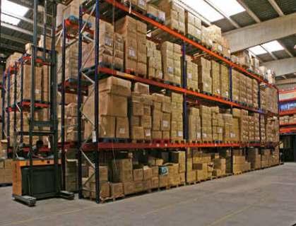 000 3 m de capacidad de almacenaje, disponemos de un stock superior a 1.000.000 de prendas para entrega -inme diata.