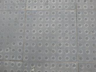 3 4 5 Pieza de baldosa hidráulica de hormigón de 25x25cm formada por 14 rectángulos de 2,5x11cm de color gris, para uso exterior en aceras.