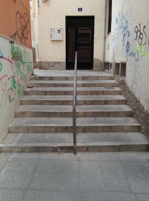 El ancho de la escalera varía dependiendo del nivel, por ejemplo en el primer escalón el ancho de paso es de 1,00m y en el último de 1,32m.