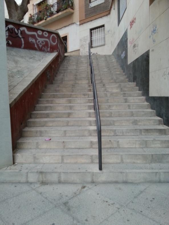 En vista de que el ancho de la escalera no supera los 4m, bastaría con la colocación de un pasamanos a cada lado de los tramos de dimensiones correctas. Figura 53: Escalera Plaza Doctor Más Candela.