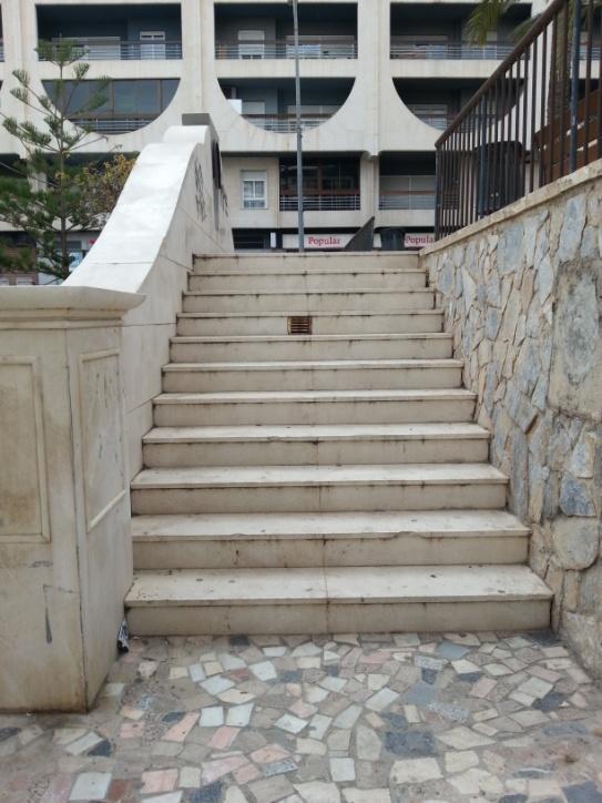 Cada tramo de la escalera tiene 11 escalones, de huella 34cm y de contrahuella 17cm, por lo que la contrahuella