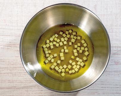 Preparar la guarnición vegetal de la sémola hidratada en gazpacho.