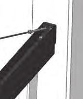 Para los tramos de barandilla de 2,44 m, coloque los dos bloques de apoyo y las cazoletas dentro de la barra inferior en los puntos a
