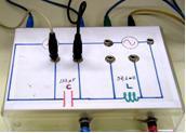 El circuito está alimentado con una fuente variable (-5 ) de voltaje alterno y frecuencia fija de 6 Hz.