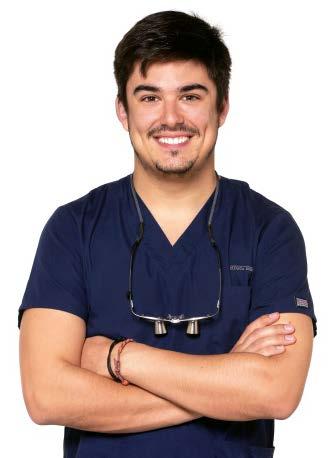 Carlos Polis Con 28 años, el odontólogo Carlos Polis Yanes es licenciado en la Universidad Europea de Madrid (2011) y se ha especializado en Medicina, Cirugía y Salud Oral además de Implantología
