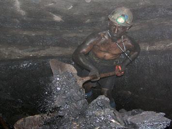 del sector. Imagen 2. Minero en socavón. Imagen 3. Minero extrayendo carbón de coque. http://blogs.