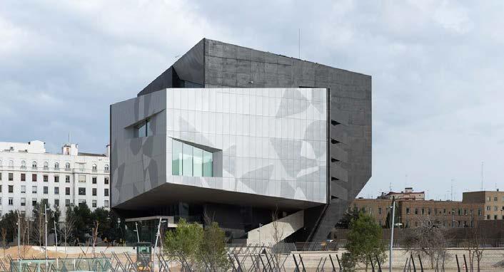 El sorprendente y elegante edificio de Pinós destaca por la elevación de la mayor parte del programa en dos cubos suspendidos, con la idea de que el edificio ocupe la menor superficie posible y de