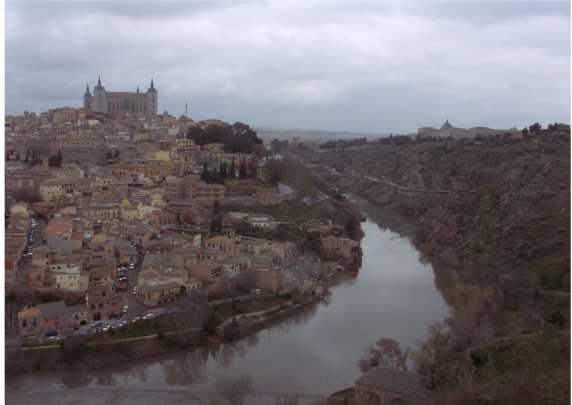 El río Tajo a su paso por Toledo Al sur del río Tajo encontramos las cuencas del Guadiana y del Guadalquivir. El Guadiana es el cuarto río más largo de la península ibérica (744 kms).