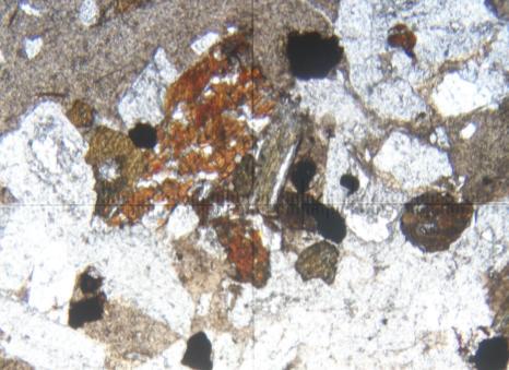 glómero con la asociación mineral de Pl>Bta>Ox-Fe-Ti, Q) ejemplar que nos muestra una ligera textura fluidal, R) fotomicrografía mostrando una