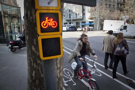 nivel de dotación superior a Barcelona). Diego Naya, consultor en movilidad sostenible y responsable de la empresa ICYT Ingeniería, recuerda que un 9% de la población sevillana se mueve en bicicleta.