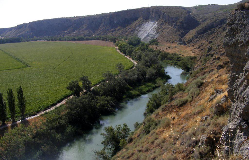 Río Tajo entre cantiles de yesos grises y margas yesíferas, del Burdigaliense Sup.-Bindoboniense Inf. Mioceno Inf.-Med.
