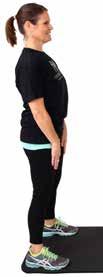 Mantener la espalda plana, los abdominales tensos y los glúteos en posición para apoyar la parte inferior de la espalda baja.