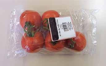 Estos productos se empaquetan en una bandeja de poliestireno expandido (EPS por sus siglas en inglés) y un film de plástico (LDPE) (ver figura 3). Tomates envasados en bandeja de plástico (T3).