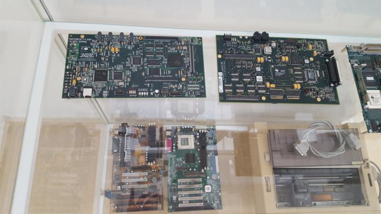 placas de desarrollo de las primeras FPGAs de Xilinx (una de ellas con una FPGA de