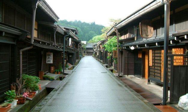 DÍA 10 DE SEPTIEMBRE: DE TOKYO A TAKAYAMA. (Día 1 JR Pass) Gifu), en los Alpes Japoneses, famosa por su sake, su arquitectura y su espectacular carne de ternera.