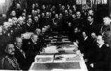 El zar se vió obligado a abdicar y se constituyó un Gobierno Provisional de corte occidental liderado por Kerenski, que en contra de la mayoría de los rusos decidió proseguir la lucha.