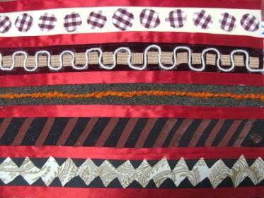 7. Los estudiantes eligen diseños de textiles artesanales de su interés y crean un collage basado en ellos, usando paño lenci, goma eva y otros materiales que consideren adecuados.