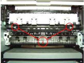 - Quitar los 2 tornillos (leyenda 3) que fijan el fusor fusor y tirar de ellos hacia fuera la parte posterior de la impresora Instalar el fusor de reemplazo en modo inverso.