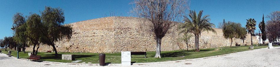 IX cuando reinaba el príncipe Ben Bekr dependiente del Emirato de Córdoba, sobre las de origen romano, que ampliaron y modificaron. ❶ Panorámica del lienzo de la muralla.
